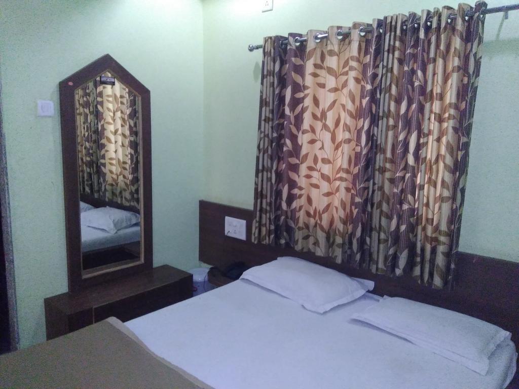 Sri Sai Sannidhi Hotel Shirdi Exterior foto